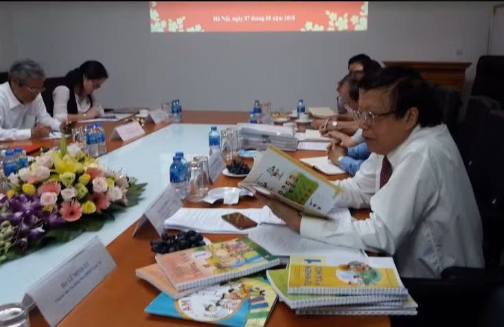 Ông Ngô Trần Ái và chồng bản thảo sách giáo khoa mới đã biên soạn xong và giới thiệu với Đoàn giám sát của Ủy ban Văn hóa, Giáo dục, Thanh niên, Thiếu niên và Nhi đồng hôm 7/5, ảnh: GDVN. Ông Ngô Trần Ái và chồng bản thảo sách giáo khoa mới đã biên soạn xong và giới thiệu với Đoàn giám sát của Ủy ban Văn hóa, Giáo dục, Thanh niên, Thiếu niên và Nhi đồng hôm 7/5, ảnh: GDVN.