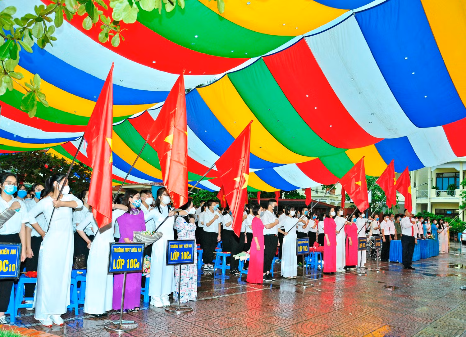 Mặc dù thời tiết không thuận lợi nhưng lễ khai giảng của nhà trường vẫn diễn ra trang trọng, ý nghĩa (Ảnh: Nhà trường cung cấp)