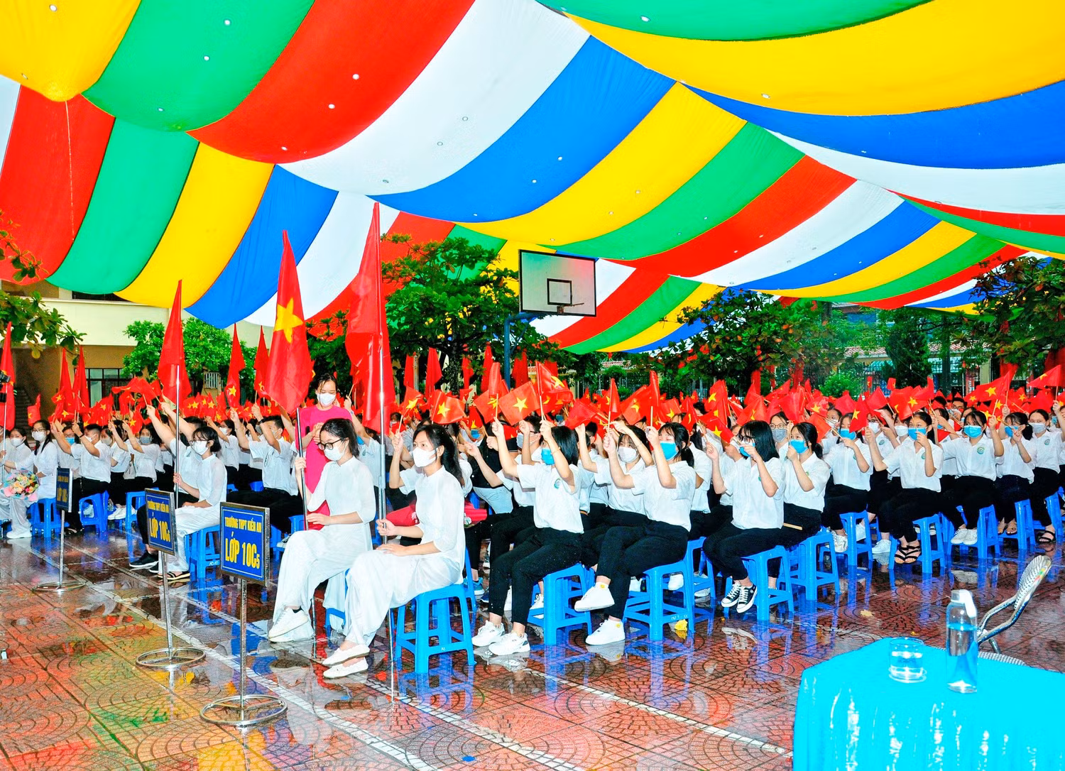 Học sinh lớp 10 Trường Trung học phổ thông Kiến An dự lễ khai giảng của trường (Ảnh: Nhà trường cung cấp)