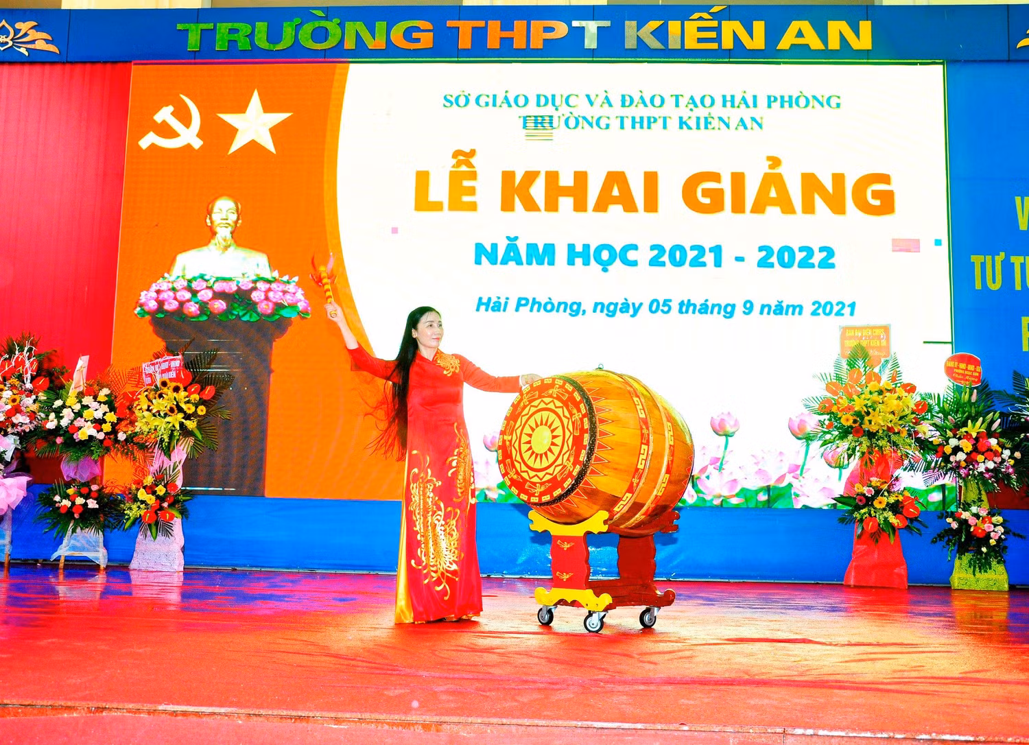 Cô giáo Nguyễn Thị Lệ, Hiệu trưởng Trường Trung học phổ thông Kiến An đánh trống khai trường (Ảnh: Nhà trường cung cấp)