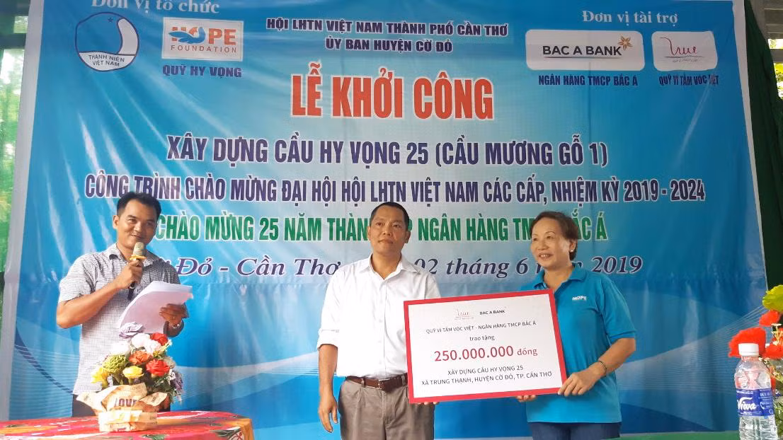 Ông Phan Nhật Tính, Giám đốc BAC A BANK Chi nhánh Cần Thơ trao tặng 250 triệu đồng cho Quỹ Hy Vọng - đơn vị thực hiện xây dựng cây cầu.