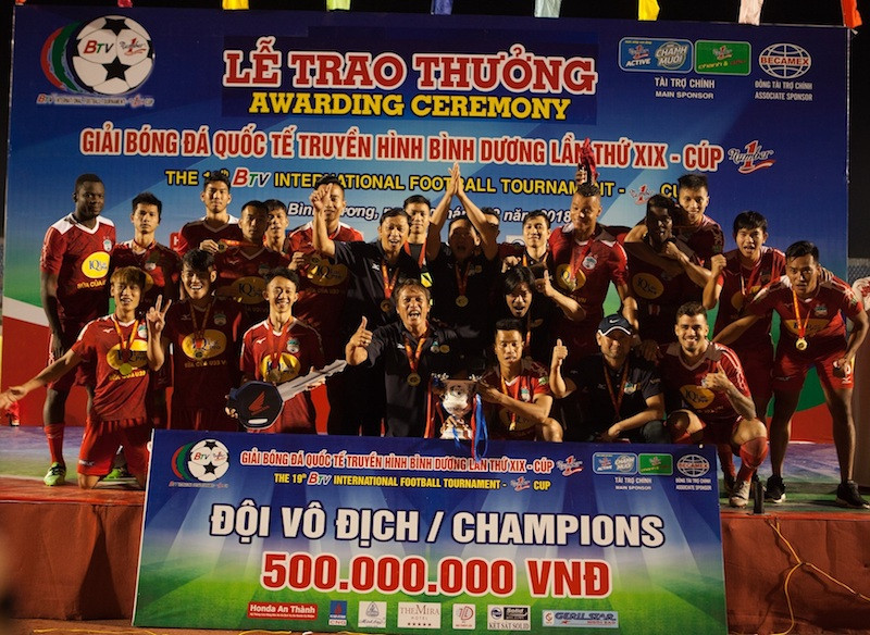 Các cầu thủ Hoàng Anh Gia Lai với chiếc Cup vô địch Number 1 Các cầu thủ Hoàng Anh Gia Lai với chiếc Cup vô địch Number 1