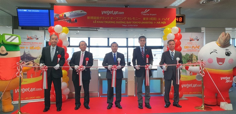 Ông Vũ Hồng Nam, Đại sứ Việt Nam tại Nhật Bản (giữa), ông Yasuo Ishii, đại diện Bộ Đất đai, Hạ tầng, Vận tải và Du lịch Nhật Bản (thứ 2, phải), ông Makoto Natsume, Chủ tịch kiêm Giám đốc Sân bay Quốc tế Narita (thứ 1, trái) và ông Đỗ Xuân Quang, Phó tổng Giám đốc Vietjet (thứ 2, trái) cùng cắt băng khai trương đường bay Tokyo-Hà Nội. Ông Vũ Hồng Nam, Đại sứ Việt Nam tại Nhật Bản (giữa), ông Yasuo Ishii, đại diện Bộ Đất đai, Hạ tầng, Vận tải và Du lịch Nhật Bản (thứ 2, phải), ông Makoto Natsume, Chủ tịch kiêm Giám đốc Sân bay Quốc tế Narita (thứ 1, trái) và ông Đỗ Xuân Quang, Phó tổng Giám đốc Vietjet (thứ 2, trái) cùng cắt băng khai trương đường bay Tokyo-Hà Nội.