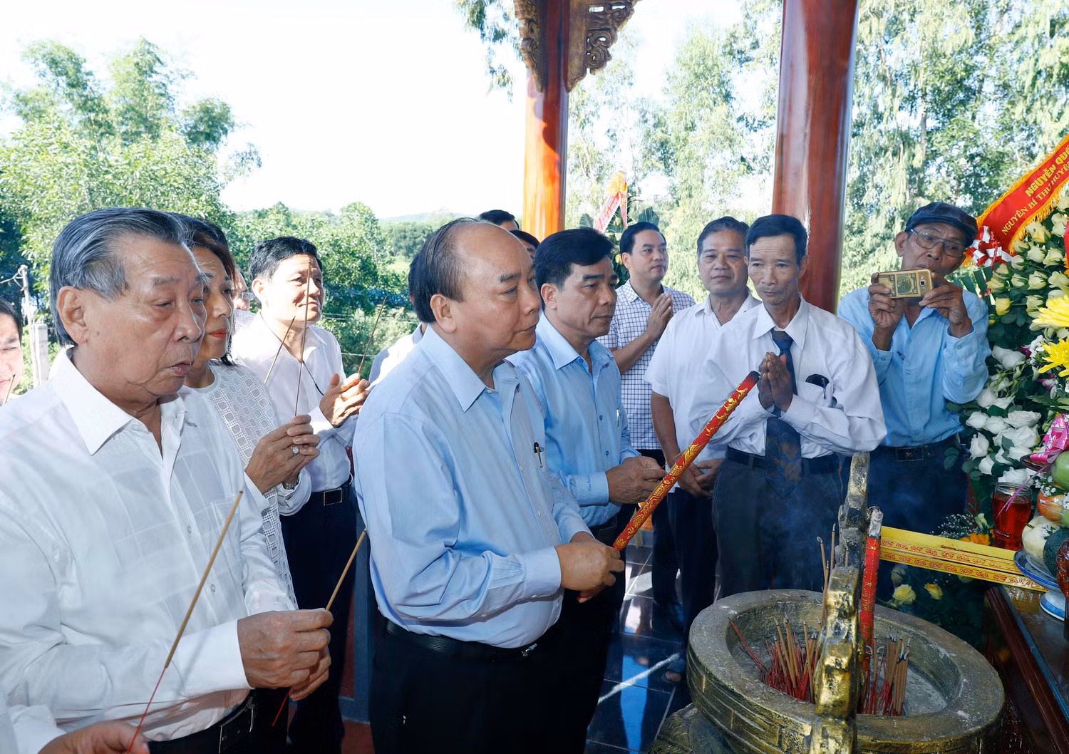 Thủ tướng Nguyễn Xuân Phúc dâng hương, hoa tri ân các anh hùng liệt sĩ tại tỉnh Quảng Nam. Ảnh: VGP