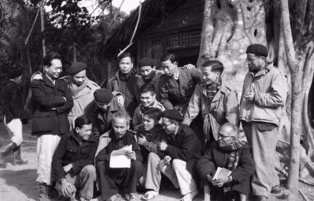 Chủ tịch Hồ Chí Minh trò chuyện với đại biểu dự Đại hội Đảng toàn quốc lần thứ II (tháng 2/1951). (Ảnh tư liệu: TTXVN) Chủ tịch Hồ Chí Minh trò chuyện với đại biểu dự Đại hội Đảng toàn quốc lần thứ II (tháng 2/1951). (Ảnh tư liệu: TTXVN)