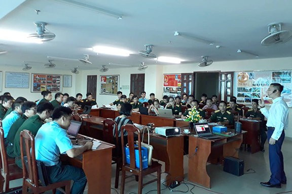 Lê Hoàng Anh Tuấn giảng dạy tại lớp Báo in 37B Học viện Chính trị Quân sự. Ảnh: NVCC (Ảnh và chú thích trên Tạp chí Nguoilambao.vn)