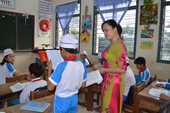 Nhiều hiệu trưởng vẫn không ngại đứng lớp. (Ảnh minh hoạ: Baoquangngai.vn) Nhiều hiệu trưởng vẫn không ngại đứng lớp. (Ảnh minh hoạ: Baoquangngai.vn)