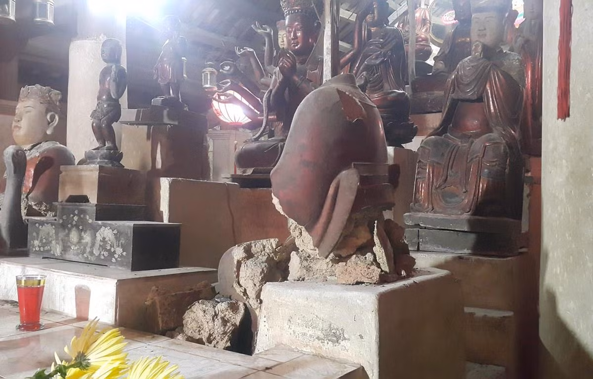 Hệ thống tượng quý làm bằng đất tại chùa Báo Ân, xã Đồng Quang, huyện Quốc Oai đang bị hủy hoại bởi thời tiết và thời gian. (Ảnh: Đinh Thuận/TTXVN) Hệ thống tượng quý làm bằng đất tại chùa Báo Ân, xã Đồng Quang, huyện Quốc Oai đang bị hủy hoại bởi thời tiết và thời gian. (Ảnh: Đinh Thuận/TTXVN)