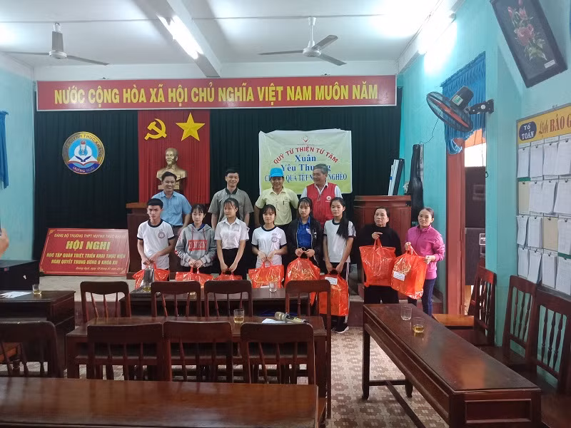 Học sinh nhận quà Tết