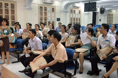 Cán bộ nhận đề thi về phát cho thí sinh. (Ảnh minh họa: Infonet.vn) Cán bộ nhận đề thi về phát cho thí sinh. (Ảnh minh họa: Infonet.vn)