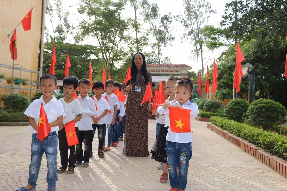 Các em học sinh và cô giáo chủ nhiệm lớp 1