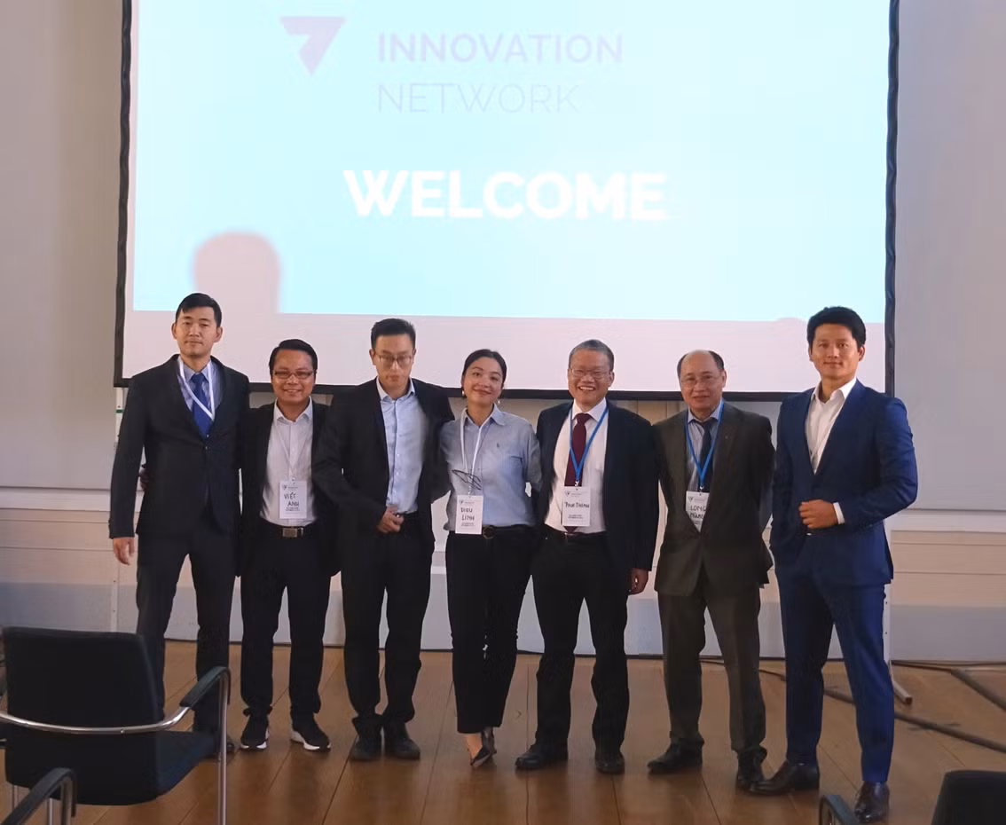 Những thành viên tích cực tham gia ngay từ hội nghị trù bị lần thứ nhất, Giáo sư tiến sỹ Nguyễn Xuân Thính, đứng thứ 3 từ bên phải