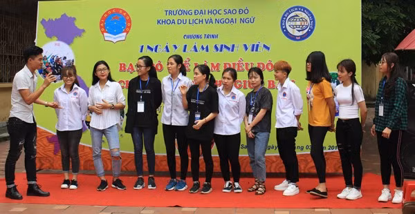 Học sinh trải nghiệm tại Khoa Du lịch và Ngoại ngữ.