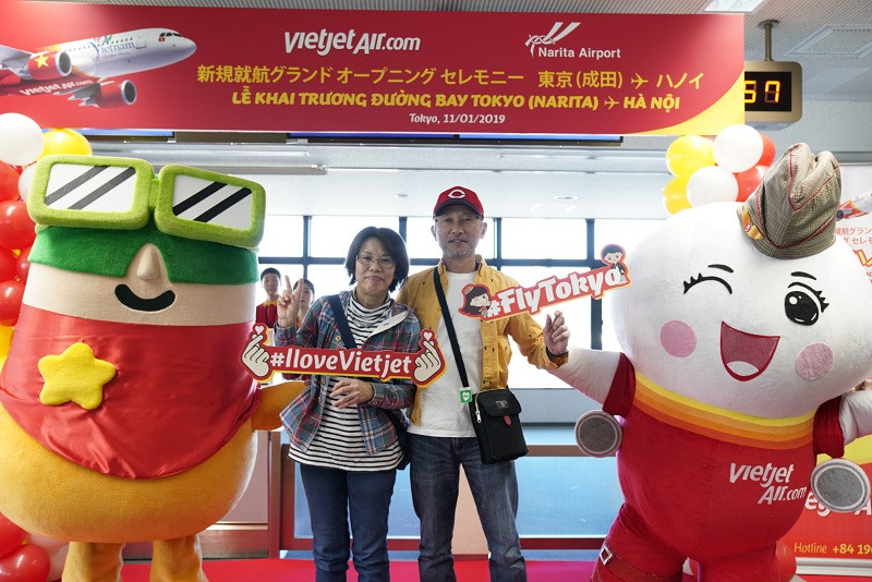 Amy của Vietjet và Kutan của Sân bay Quốc tế Narita chào mừng và chụp ảnh lưu niệm cùng những hành khách đầu tiên của chuyến bay khai trương. Amy của Vietjet và Kutan của Sân bay Quốc tế Narita chào mừng và chụp ảnh lưu niệm cùng những hành khách đầu tiên của chuyến bay khai trương.
