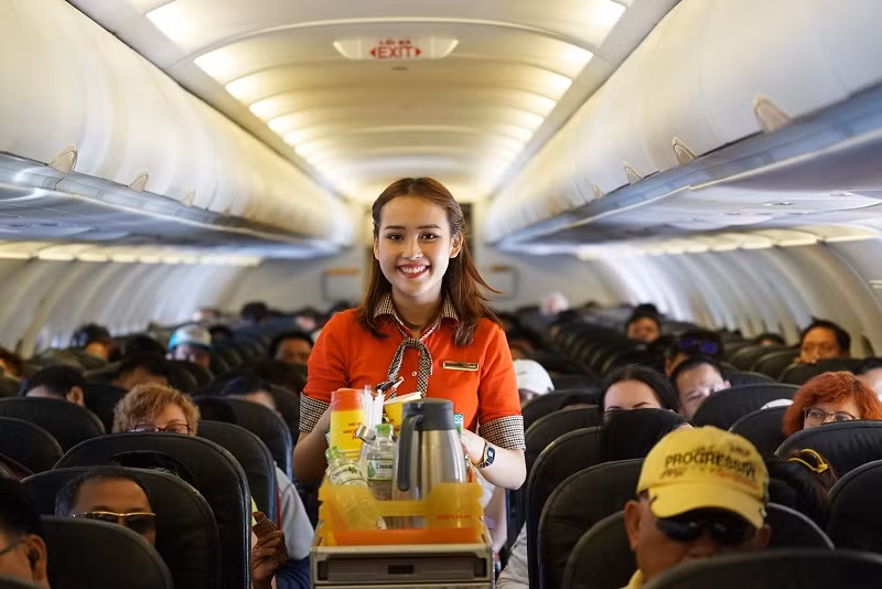 Tiếp viên Vietjet phục vụ tận tình.