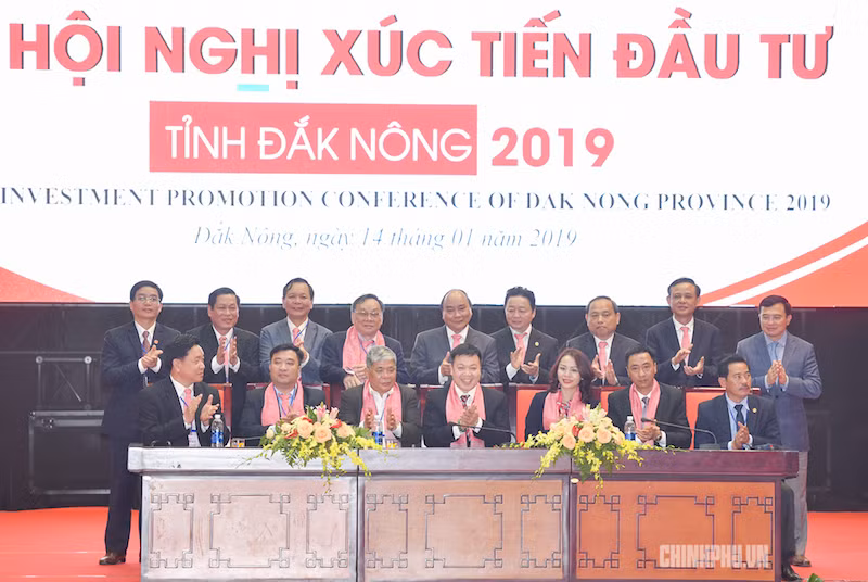 Thủ tướng chứng kiến Lễ ký cam kết đầu tư tỉnh Đắk Nông. Ảnh: Chinhphu.vn