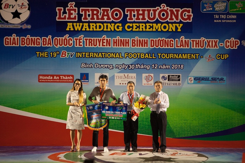 Thanh Vũ (bìa trái) trao giải hạng 3 cho Sài Gòn FC Thanh Vũ (bìa trái) trao giải hạng 3 cho Sài Gòn FC