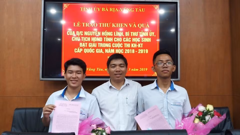 Thầy Sơn ở giữa cùng em Đạt bên trái, em Hiếu bên phải