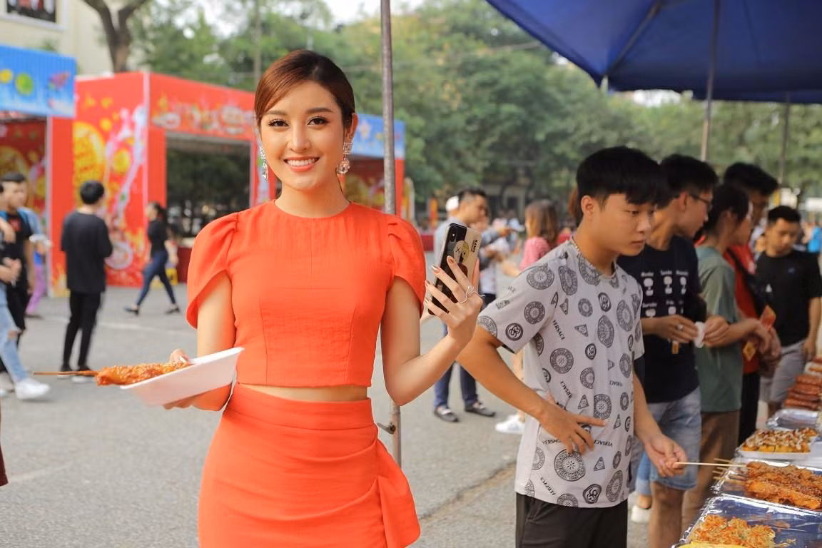 Á hậu Huyền My xuất hiện tại Phố hàng nóng khiến khán giả bất ngờ. Người đẹp cho biết cô là tín đồ của các món ăn đường phố nên không thể bỏ qua sự kiện độc đáo này. Á hậu Huyền My xuất hiện tại Phố hàng nóng khiến khán giả bất ngờ. Người đẹp cho biết cô là tín đồ của các món ăn đường phố nên không thể bỏ qua sự kiện độc đáo này.