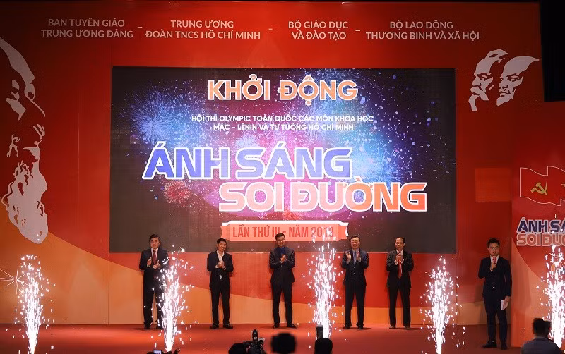 Các đại biểu nhấn nút khởi động Hội thi Các đại biểu nhấn nút khởi động Hội thi