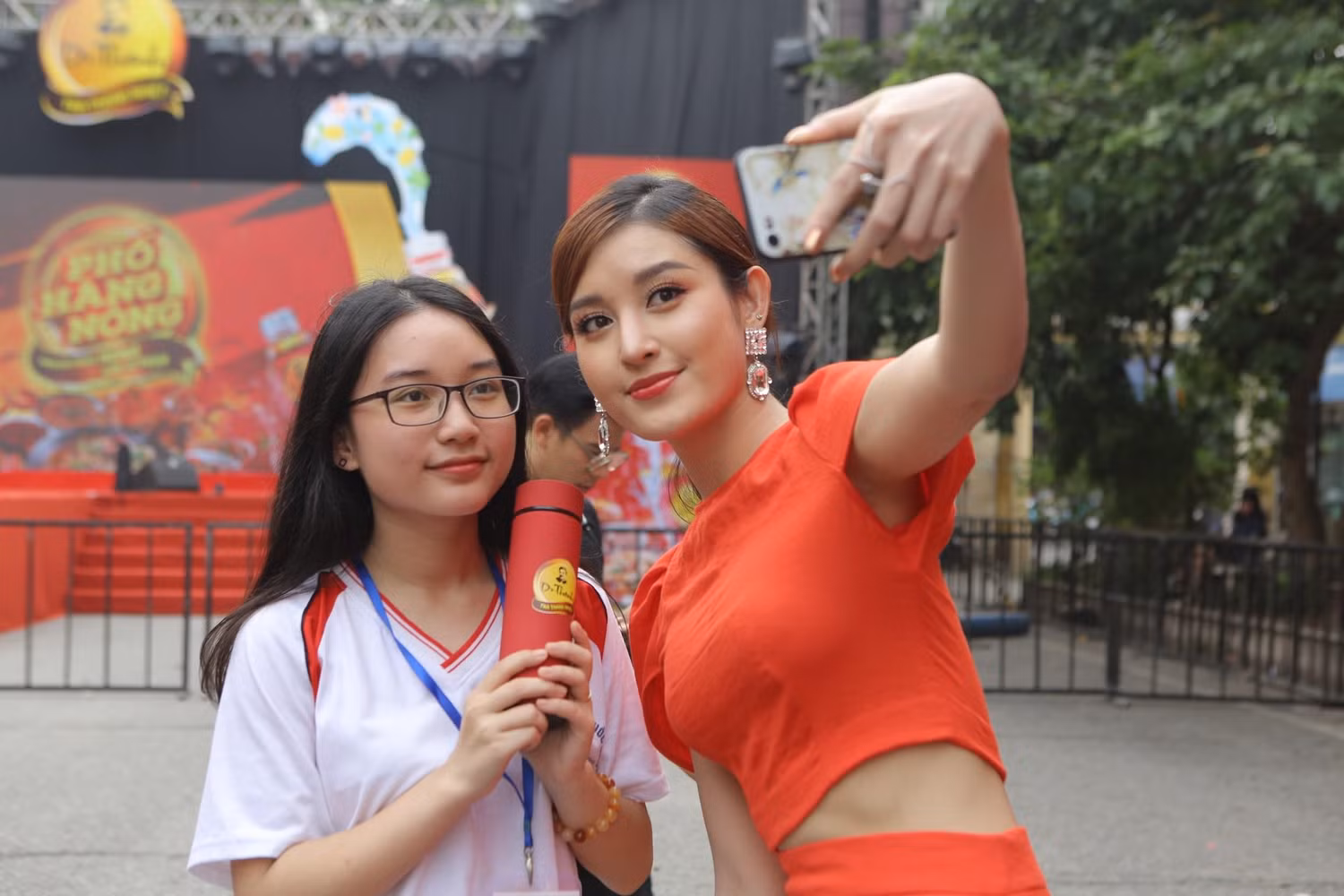 Huyền My diện áo crop-top và chân váy midi màu cam tươi tắn selfie cùng khán giả tại lễ hội. Huyền My diện áo crop-top và chân váy midi màu cam tươi tắn selfie cùng khán giả tại lễ hội.