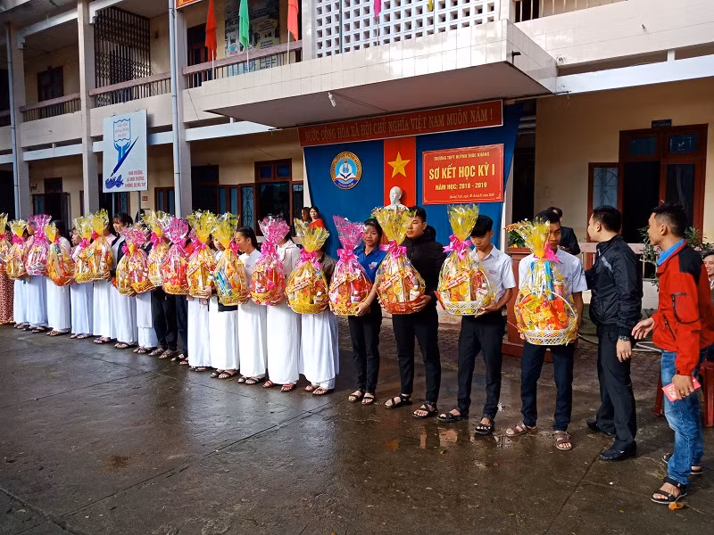 Nhóm thiện nguyện đường xa trao tặng 22 suất quà và tiền mặt cho học sinh có hoàn cảnh khó khăn