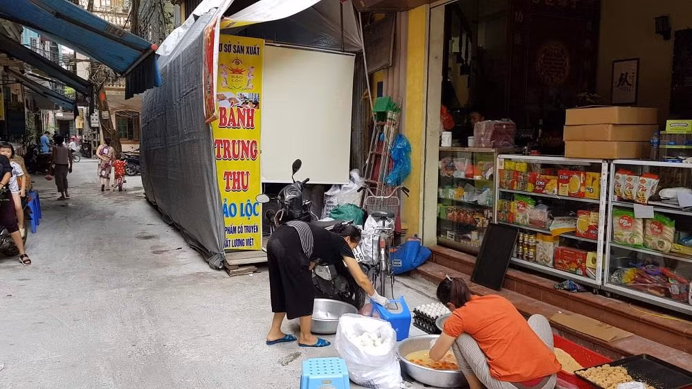 Điều kiện sản xuất cơ sở Bảo Lộc quá chật hẹp, các sản phẩm được sản xuất tại ngõ lối đi chung của khu phố gần cống ô nhiễm