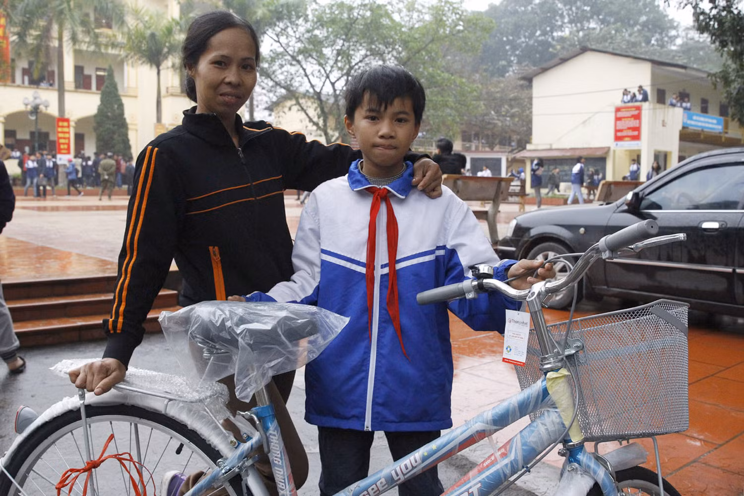 Em Hà Duy Kiên - học sinh lớp 7A Trường Trần Phú và mẹ phấn khởi khi được trao tặng xe đạp. Em Hà Duy Kiên - học sinh lớp 7A Trường Trần Phú và mẹ phấn khởi khi được trao tặng xe đạp.