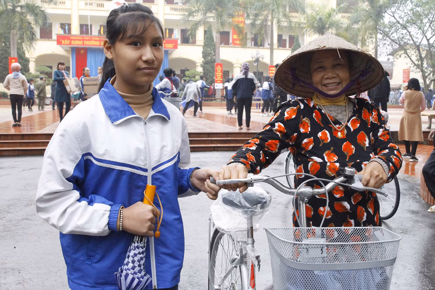 Bà Nguyễn Thị Dung và cháu ngoại Lê Cẩm Ly cùng đi nhận quà tặng là xe đạp. Bà Nguyễn Thị Dung và cháu ngoại Lê Cẩm Ly cùng đi nhận quà tặng là xe đạp.