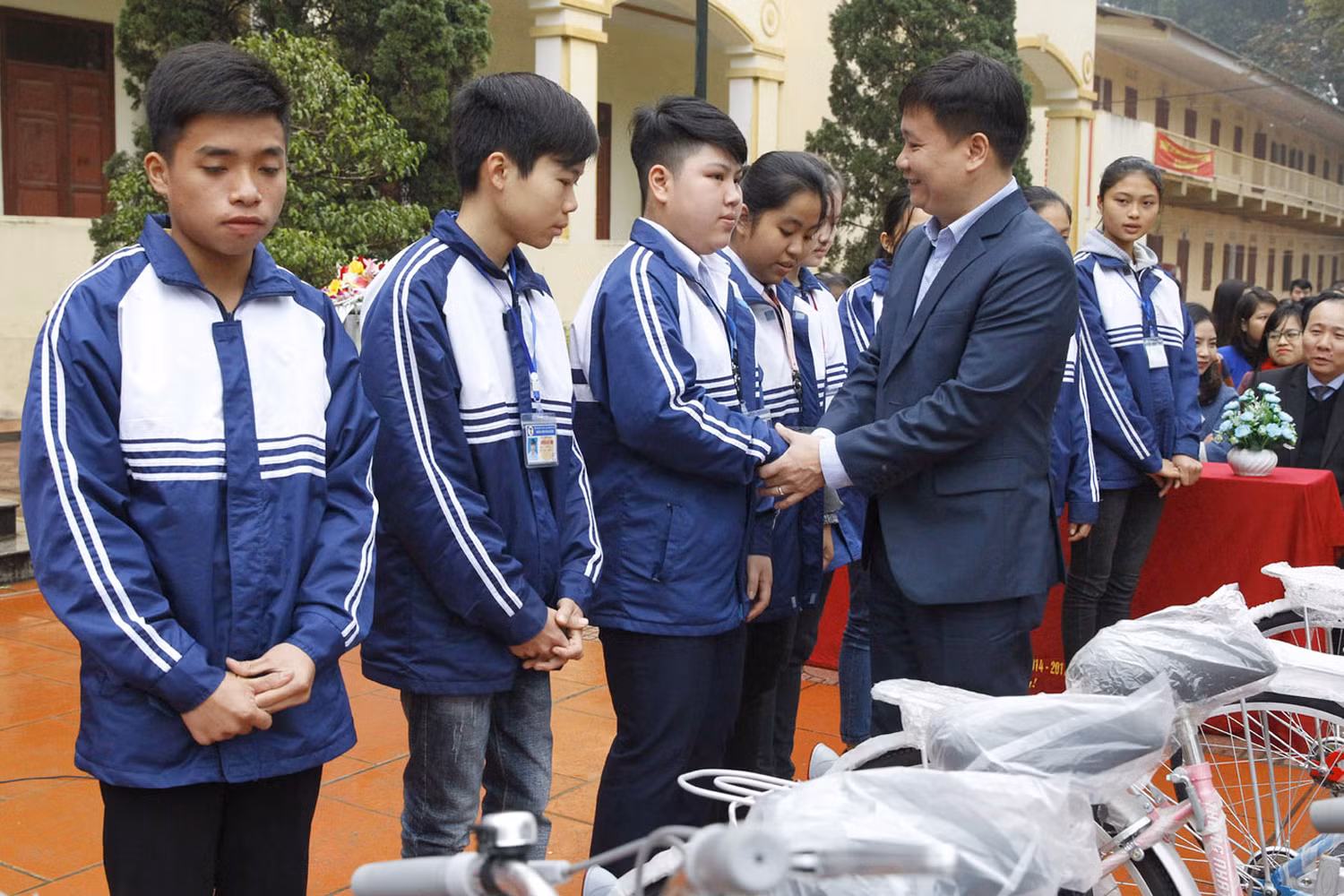 Tổng biên tập Báo Điện tử Giáo dục Việt Nam trao tặng xe đạp cho các em học sinh tại Trường trung học phổ thông Hùng Vương thị xã Phú Thọ. Tổng biên tập Báo Điện tử Giáo dục Việt Nam trao tặng xe đạp cho các em học sinh tại Trường trung học phổ thông Hùng Vương thị xã Phú Thọ.