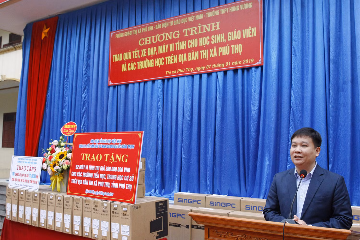 Ông Nguyễn Tiến Bình, Tổng biên tập Báo Điện tử Giáo dục Việt Nam phát biểu tại buổi lễ trao tặng từ thiện. Ông Nguyễn Tiến Bình, Tổng biên tập Báo Điện tử Giáo dục Việt Nam phát biểu tại buổi lễ trao tặng từ thiện.
