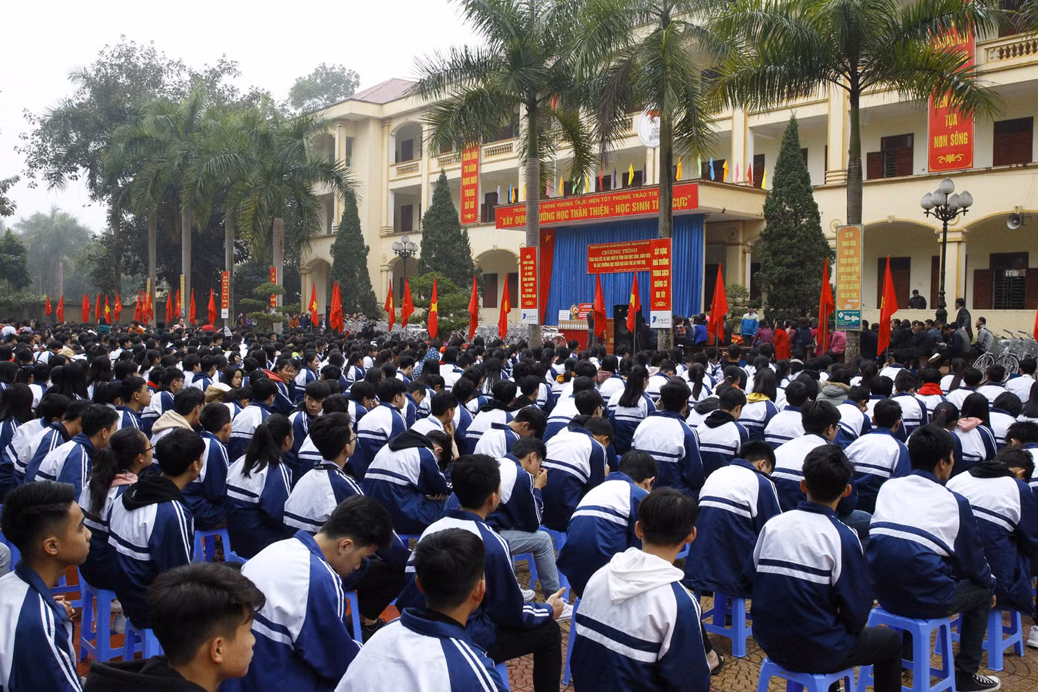 Các em học sinh Trường trung học phổ thông Hùng Vương trong buổi lễ trao tặng từ thiện. Các em học sinh Trường trung học phổ thông Hùng Vương trong buổi lễ trao tặng từ thiện.