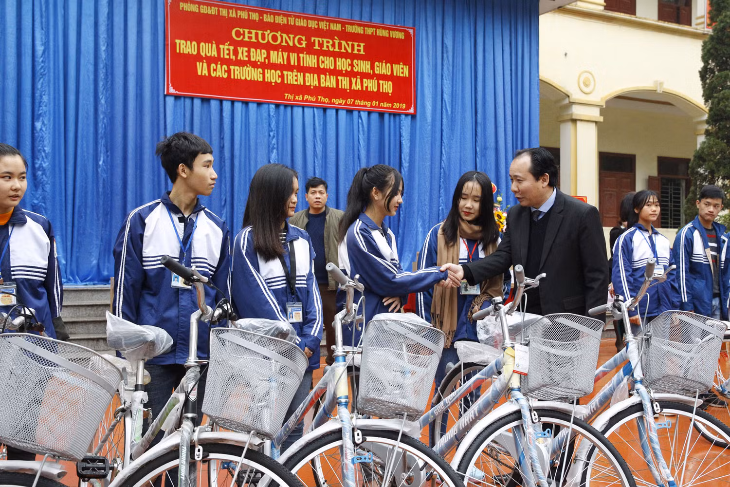 Ông Hà Tuấn Anh - Ủy viên thường vụ, Phó Chủ tịch Ủy ban nhân dân Thị xã Phú Thọ đang trao xe đạp cho các em học sinh nghèo vượt khó. Ông Hà Tuấn Anh - Ủy viên thường vụ, Phó Chủ tịch Ủy ban nhân dân Thị xã Phú Thọ đang trao xe đạp cho các em học sinh nghèo vượt khó.