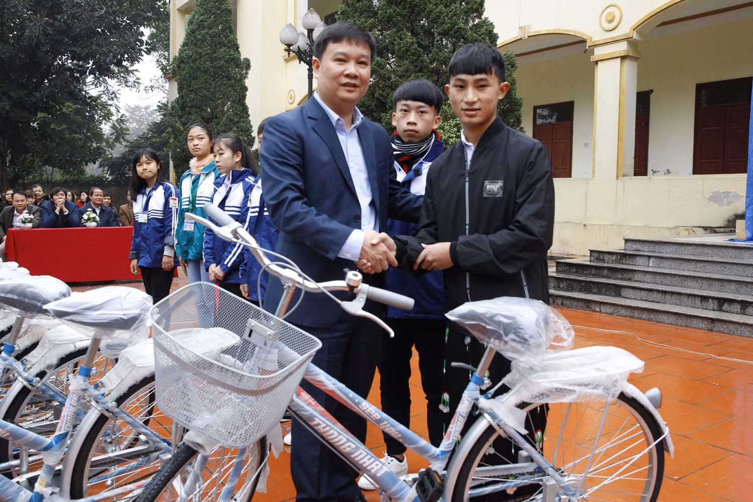 Ông Nguyễn Tiến Bình, Tổng biên tập Báo Điện tử Giáo dục Việt Nam trao tặng xe đạp cho học sinh người dân tộc H’Mông - em Sùng A Chi, học sinh lớp 12D Trường dân tộc nội trú của tỉnh Phú Thọ. Ông Nguyễn Tiến Bình, Tổng biên tập Báo Điện tử Giáo dục Việt Nam trao tặng xe đạp cho học sinh người dân tộc H’Mông - em Sùng A Chi, học sinh lớp 12D Trường dân tộc nội trú của tỉnh Phú Thọ.