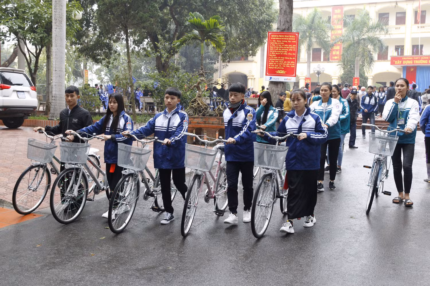 Các em học sinh trường dân tộc nội trú tỉnh Phú Thọ sau khi nhận xe đã mang về trong tâm trạng phấn khởi. Các em học sinh trường dân tộc nội trú tỉnh Phú Thọ sau khi nhận xe đã mang về trong tâm trạng phấn khởi.