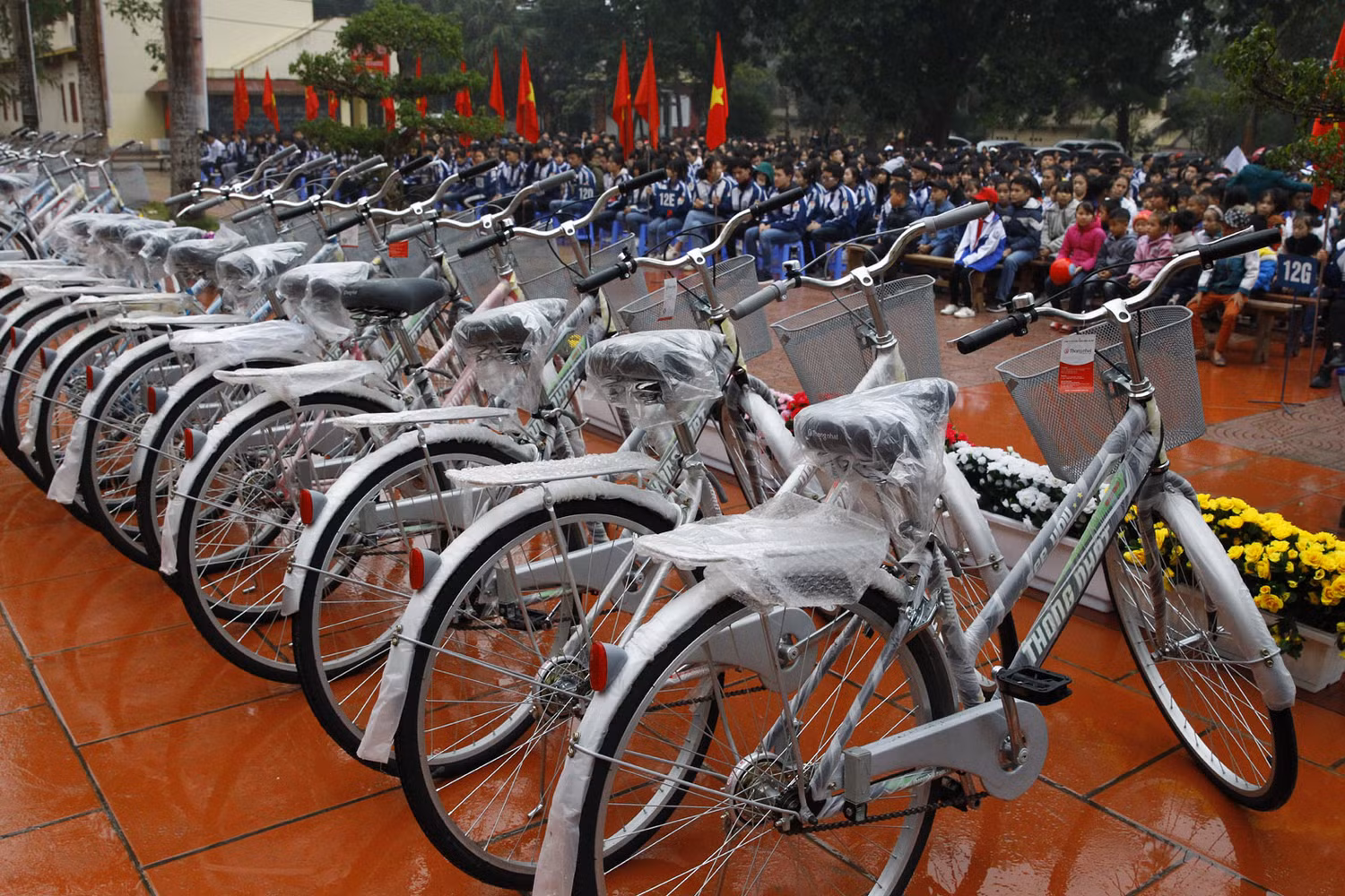 100 chiếc xe đạp Báo Điện tử Giáo dục Việt Nam tặng các em học sinh thị xã Phú Thọ. 100 chiếc xe đạp Báo Điện tử Giáo dục Việt Nam tặng các em học sinh thị xã Phú Thọ.