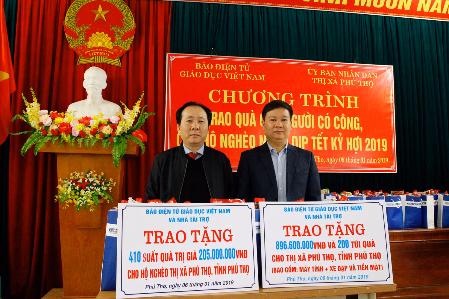 Ông Nguyễn Tiến Bình (bên phải), Tổng biên tập Báo điện tử Giáo dục Việt Nam và ông Hà Tuấn Anh - Phó Chủ tịch thị xã Phú Thọ trong buổi lễ trao tặng quà tại thị xã Phú Thọ, tỉnh Phú Thọ. Ông Nguyễn Tiến Bình (bên phải), Tổng biên tập Báo điện tử Giáo dục Việt Nam và ông Hà Tuấn Anh - Phó Chủ tịch thị xã Phú Thọ trong buổi lễ trao tặng quà tại thị xã Phú Thọ, tỉnh Phú Thọ.