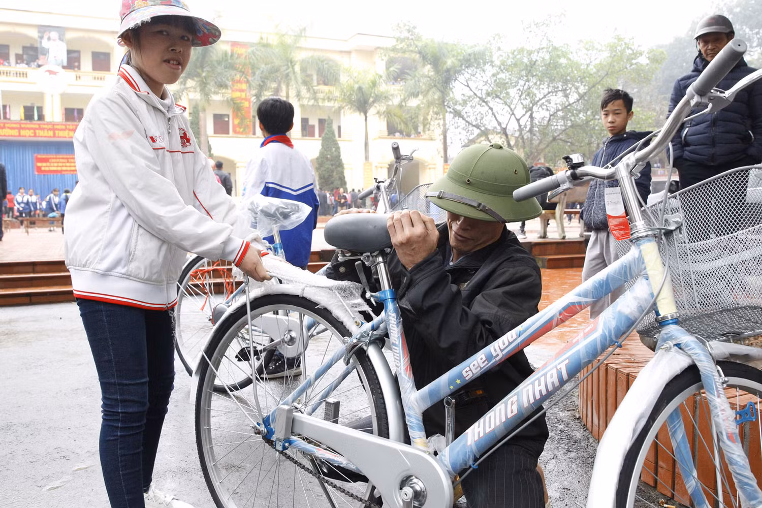 Bố em Tô Thị Nhung - học sinh lớp 8A Trường Trần Phú sau khi nhận xe đạp đã hạ thấp yên xe để phù hợp với con gái. Bố em Tô Thị Nhung - học sinh lớp 8A Trường Trần Phú sau khi nhận xe đạp đã hạ thấp yên xe để phù hợp với con gái.