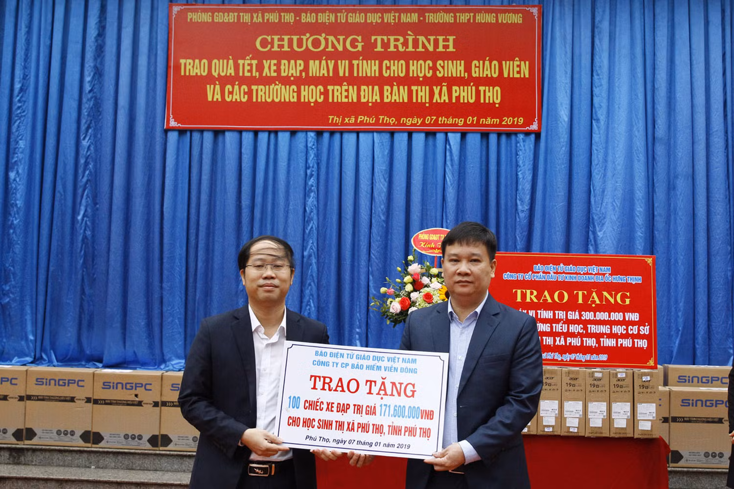 Ông Nguyễn Tiến Bình, Tổng biên tập Báo Điện tử Giáo dục Việt Nam và ông Nguyễn Ánh Hoàng - Trưởng phòng giáo dục thị xã Phú Thọ trong buổi lễ trao tặng quà. Ông Nguyễn Tiến Bình, Tổng biên tập Báo Điện tử Giáo dục Việt Nam và ông Nguyễn Ánh Hoàng - Trưởng phòng giáo dục thị xã Phú Thọ trong buổi lễ trao tặng quà.