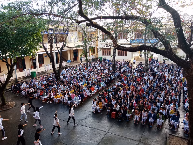 Tiết mục văn nghệ của học sinh Trường Trung học phổ thông Huỳnh Thúc Kháng, thành phố Quảng Ngãi trong Lễ sơ kết học kỳ 1 năm học 2018-2019