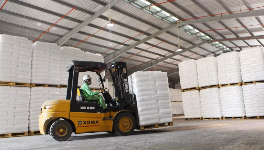 Hoạt động xuất hàng tại Tổng kho Dung Quất