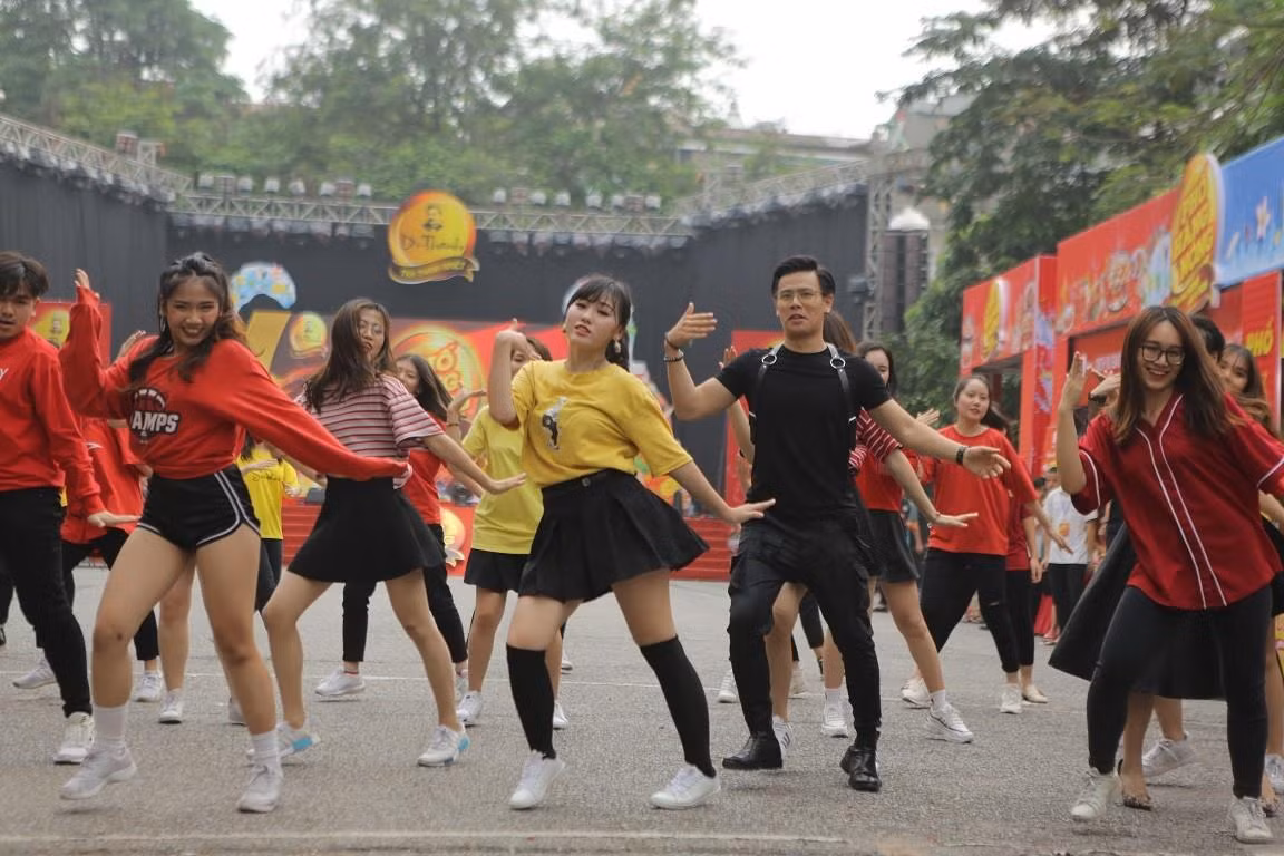 Các điệu nhảy flashmob được các bạn trẻ cực tươi tắn và quyến rũ thể hiện tại Lễ hội. Các điệu nhảy flashmob được các bạn trẻ cực tươi tắn và quyến rũ thể hiện tại Lễ hội.