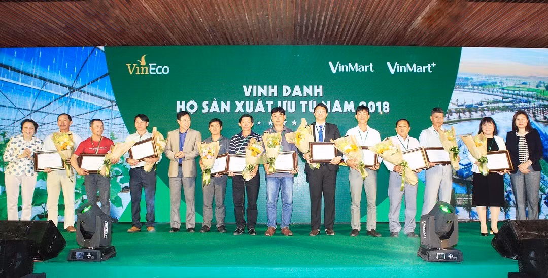 11 hộ sản xuất ưu tú liên kết với VinEco được vinh danh tại Hội nghị tổng kết năm 2018 11 hộ sản xuất ưu tú liên kết với VinEco được vinh danh tại Hội nghị tổng kết năm 2018