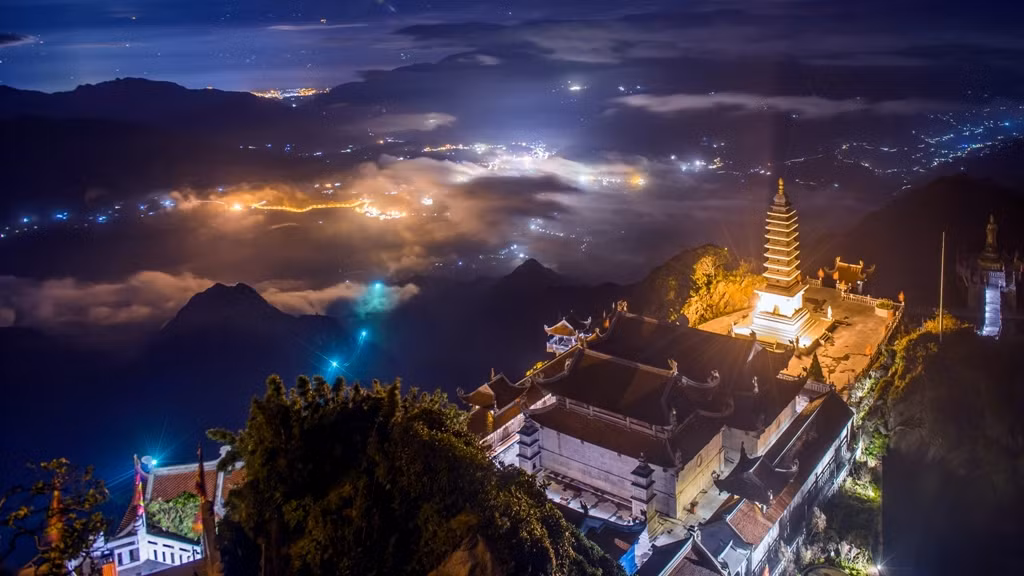 Ánh sáng đèn điện, biểu tượng của văn minh vĩnh hằng trên đỉnh Fansipan Ánh sáng đèn điện, biểu tượng của văn minh vĩnh hằng trên đỉnh Fansipan