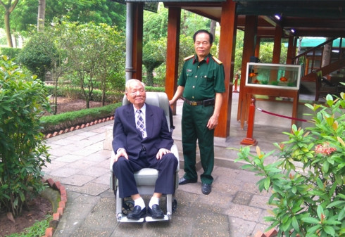 Nguyên Chủ tịch nước Lê Đức Anh và người trợ lý - Đại tá Khuất Biên Hòa.