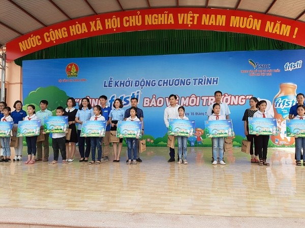 Ban tổ chức trao quà tặng cho đại diện các trường tham gia chương trình “Cùng Fristi bảo vệ môi trường” năm 2019