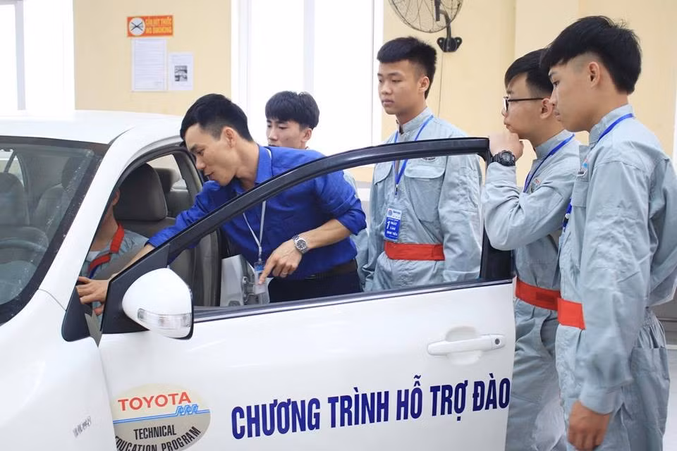 Học sinh trải nghiệm tại Khoa Ô tô