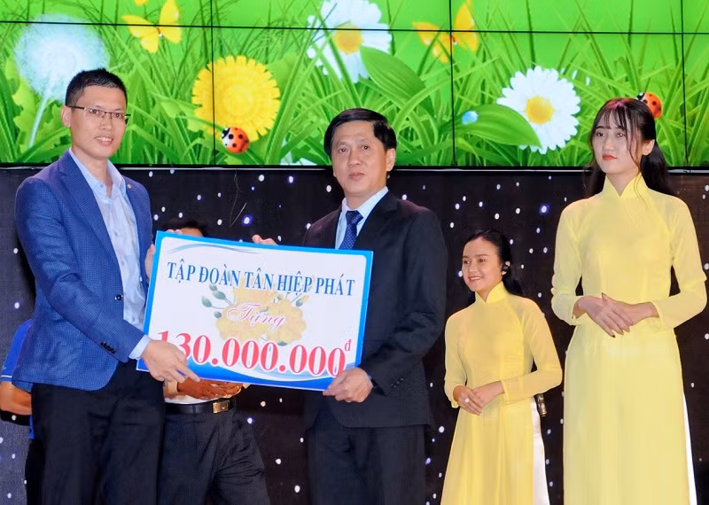 Đại diện Tập đoàn Tân Hiệp Phát trao tượng trưng ủng hộ cho Quỹ Bảo trợ trẻ em tỉnh Bình Dương Đại diện Tập đoàn Tân Hiệp Phát trao tượng trưng ủng hộ cho Quỹ Bảo trợ trẻ em tỉnh Bình Dương