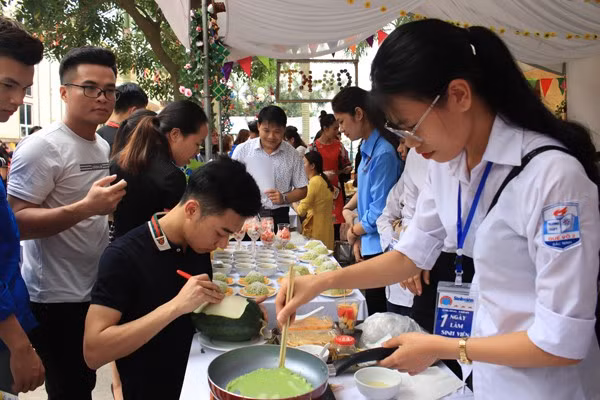 Học sinh trải nghiệm tại Khoa Kinh tế