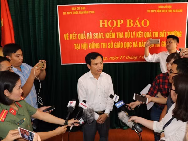 Ông Mai Văn Trinh - Cục trưởng Cục Quản lý chất lượng, Bộ Giáo dục và Đào tạo trả lời báo chí tại buổi họp báo về gian lận điểm thi tại Hà Giang. Ảnh: TTXVN
